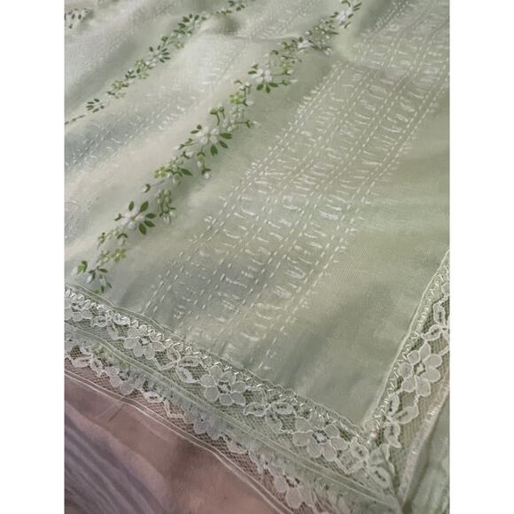 Vintage flocked textured floral flower pattern green white table cloth 58 x 46 - Picture 6 of 6
